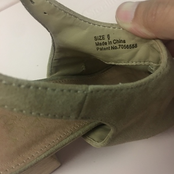 3/$32 New York & Company Chunky Block Heels Sandals Size 6 - Picture 5 of 6